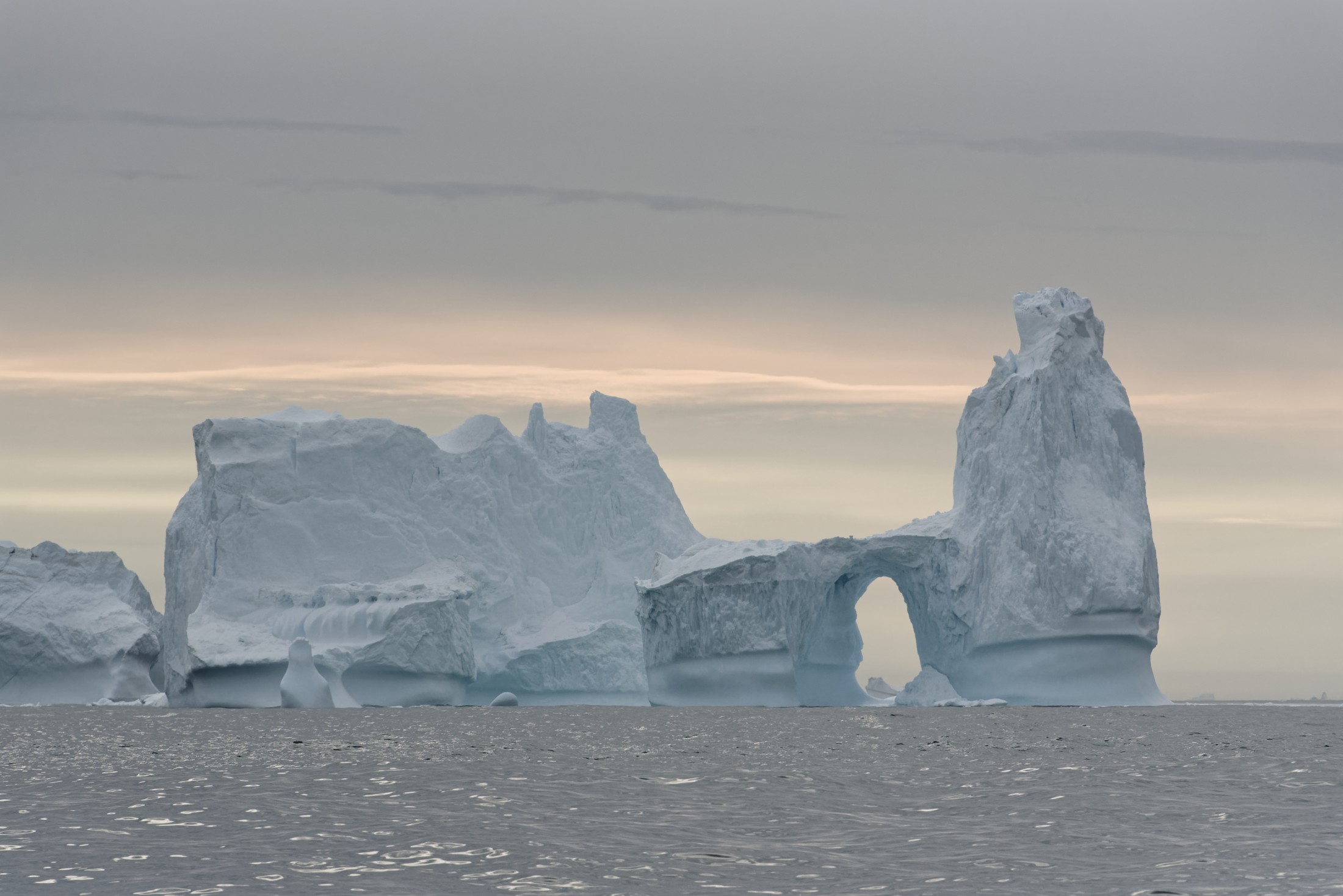 Eisbergkoloss vor der Küste Ostgrönlands, Ruhsam